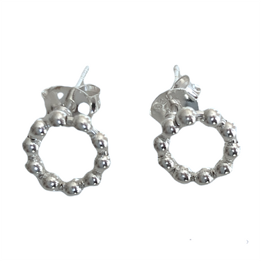 Pendientes de plata de ley 925 con forma de arandela de bolas enlazadas entre sí. Son small and cute y te quedarán perfectos. Elegantes y discretos.
